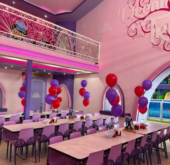 Salón privado decorado para una fiesta en SkyPark Punto Sur