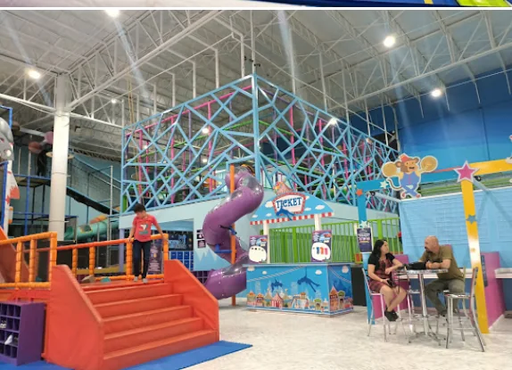 Área de juegos, resbaladillas y estructura central de SkyPark
