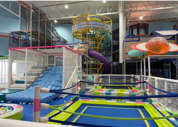 Zona de trampolines y juegos interiores de SkyPark Punto Sur